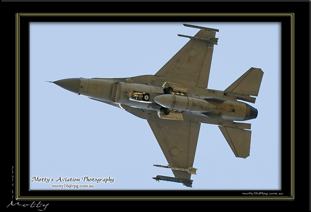 Mottys-Singaporean-F-16D-Blk52+_2007_09_28_0458-LR-1-001