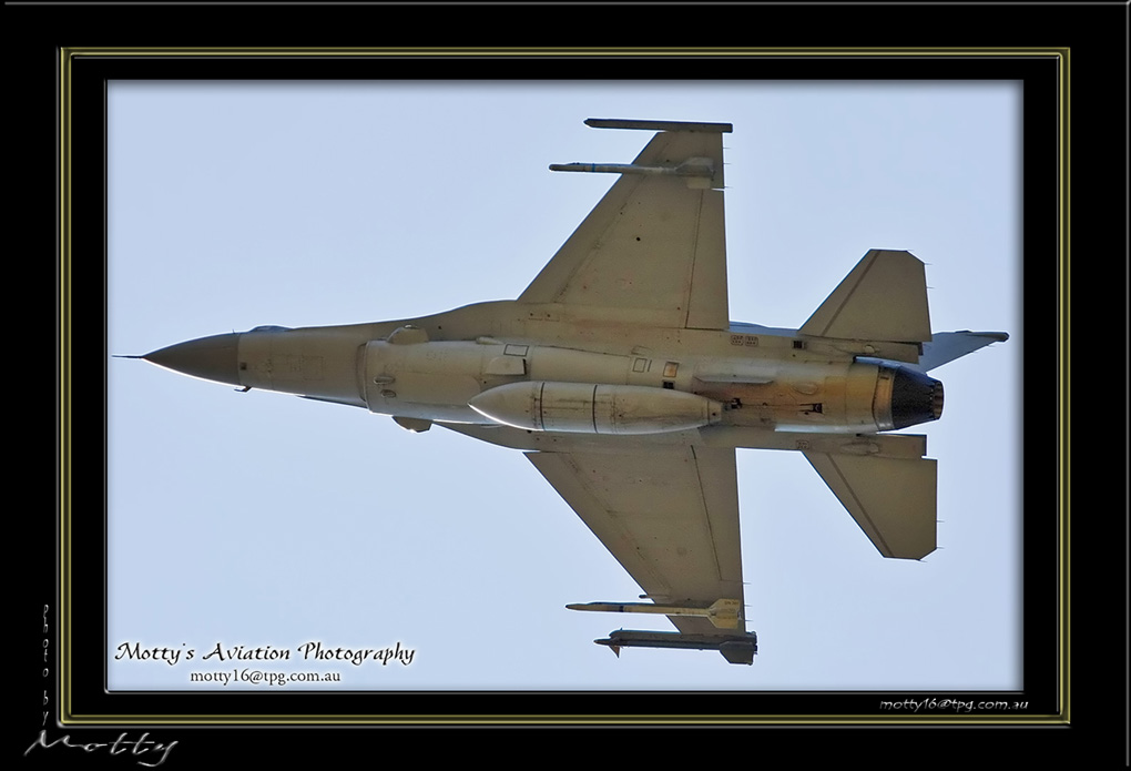 Mottys-Singaporean-F-16D-Blk52+_2007_09_28_0475-LR-1-001