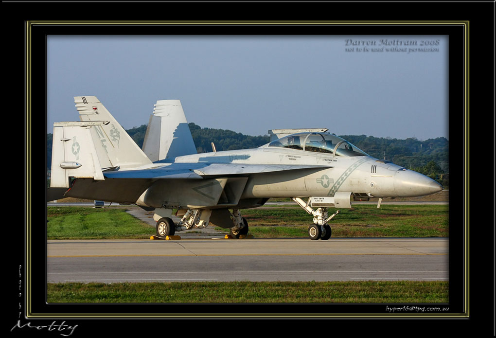 Mottys-F-18F-07_2007_10_06_1793-LR