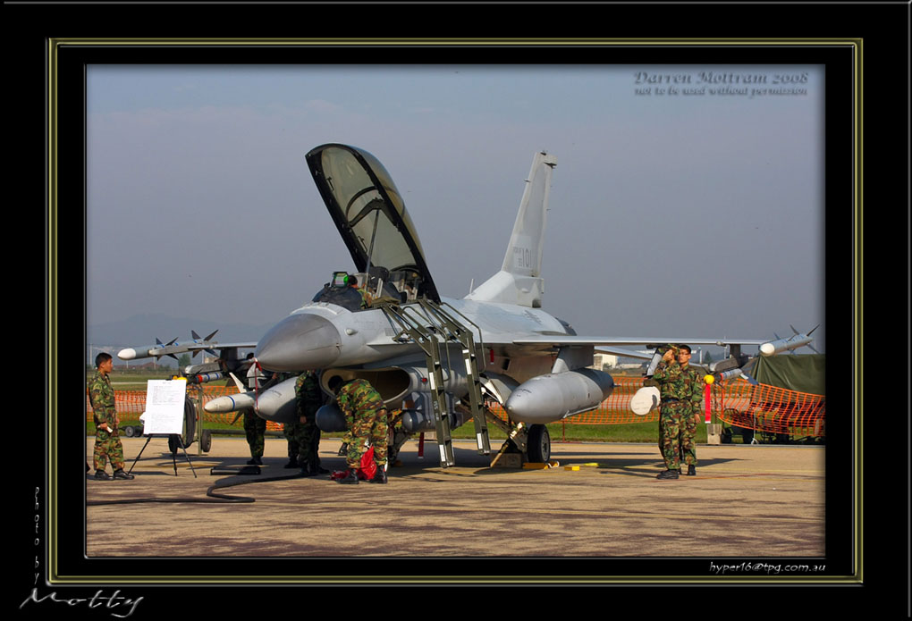 Mottys-ROKAF-F-16D-06_2007_10_07_15-LR