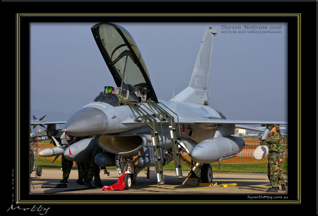 Mottys-ROKAF-F-16D-07_2007_10_07_17-LR