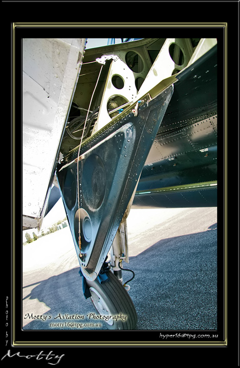 Mottys-Avenger-VH-MML-RW-010-2009-04-17_8314-LR-1-001